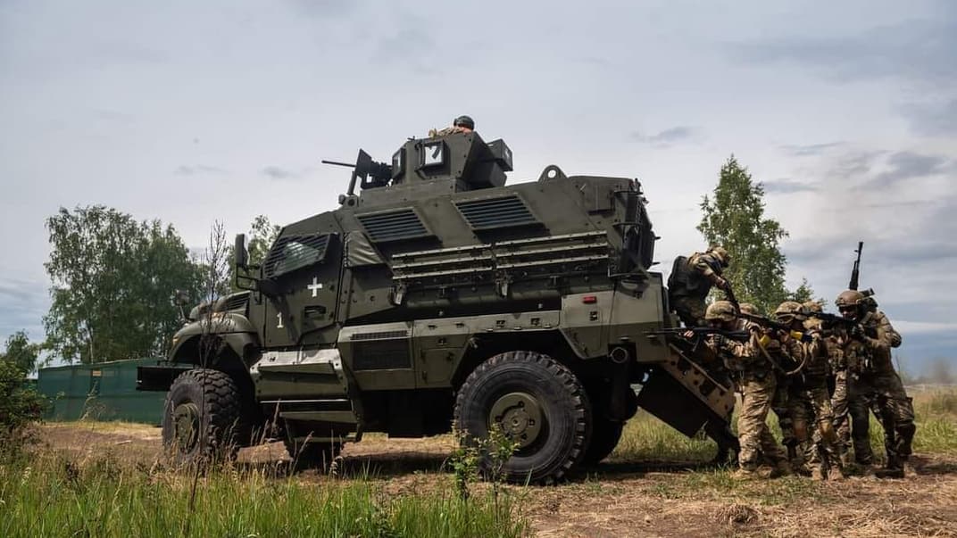 Українські військовослужбовці на полі бою