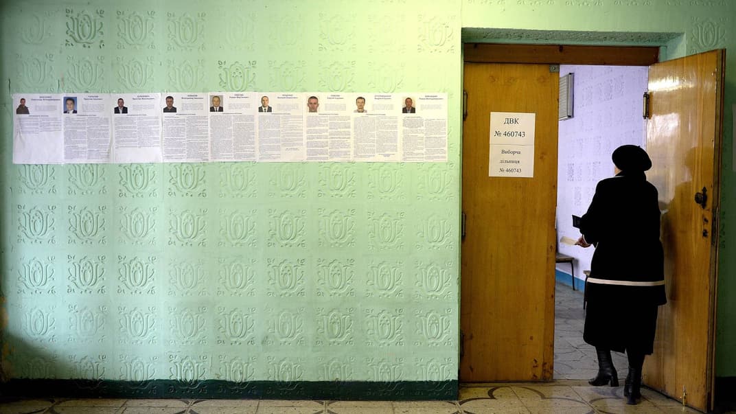 Виборцям слід уважно перевіряти хто і як формує соціологічні рейтинги (на фото — жінка іде голосувати на виборчу дільницю під час парламентських виборів, Львівська область, 26 жовтня 2014 року)