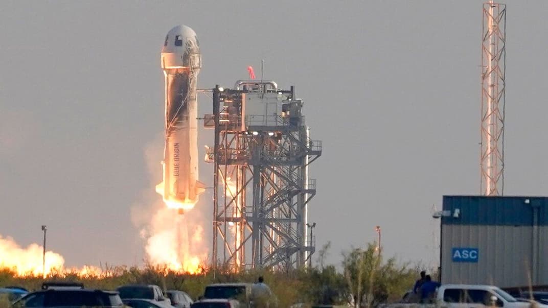 Запуск космического корабля New Shepard американской компании Blue Origin с ее владельцем, миллиардером Джеффом Безосом на борту. Штат Техас, США, 20 июля 2021 года