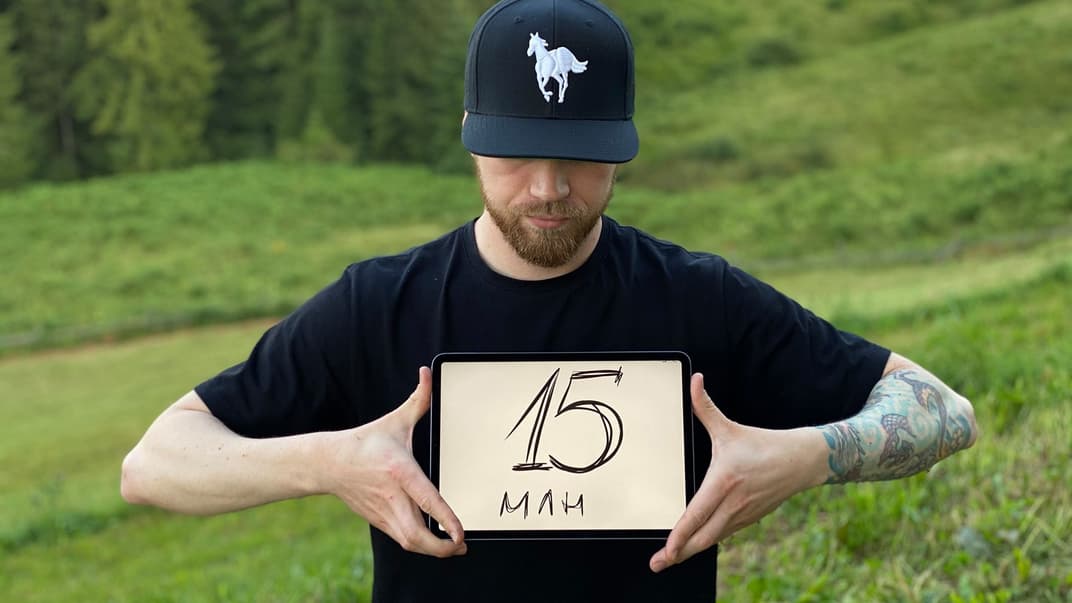 Засновник «Коронавірус-інфо» Віктор Березенко позує із планшетом, який показує кількість українців, яких охопила інформаційна кампанія по COVID-19 від Інституту когнітивного моделювання для МОЗ.