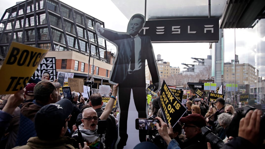 Люди беруть участь у протесті Tesla Takedown проти Ілона Маска біля дилерського центру Tesla в Нью-Йорку, 1 березня 2025 року