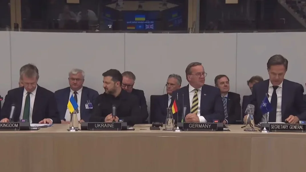 Зліва направо. Міністр оборонм Великої Британії Ден Джарвіс, президент України Володимир Зеленський, міністр оборони Німеччини Борис Пісторіус, генеральний секретар НАТО Марк Рютте на відкритті засідання контактної групи «Рамштайн», 18 червня 2026 року