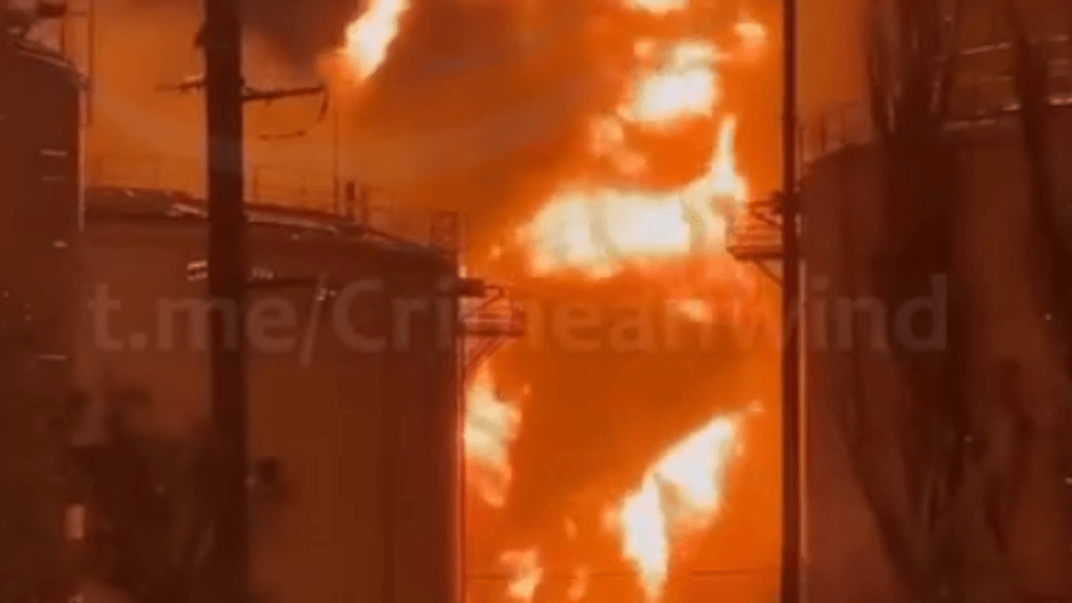 Пожар на нефтяном терминале во временно оккупированном Крыму