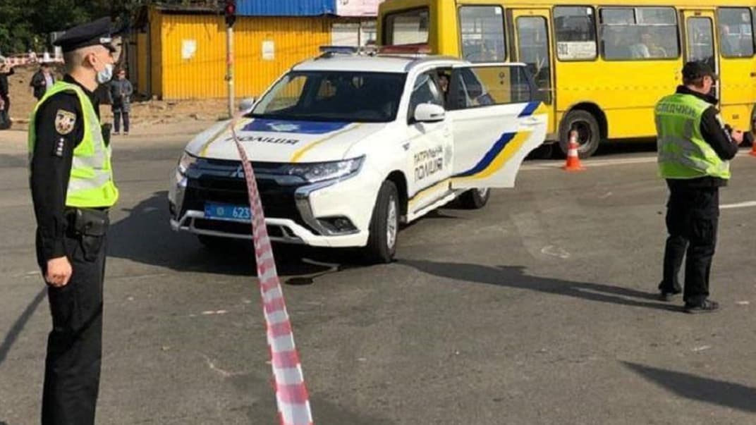 У Києві маршрутка збила на пішохідному переході трьох жінок, одна з них померла на місці