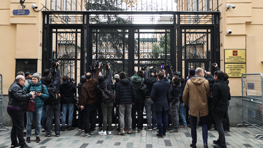 Журналісти біля воріт Генерального консульства росії в Стамбулі під час прибуття делегації США для переговорів, Туреччина, 10 квітня 2025 року