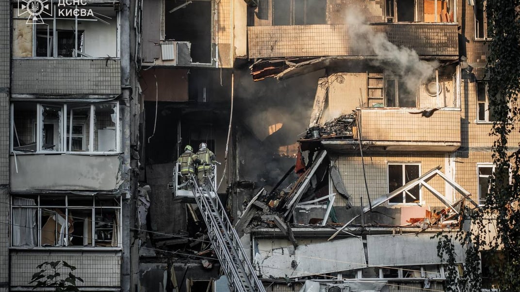 Спасатели работают возле пострадавшего дома в Киеве, 7 сентября 2025 года