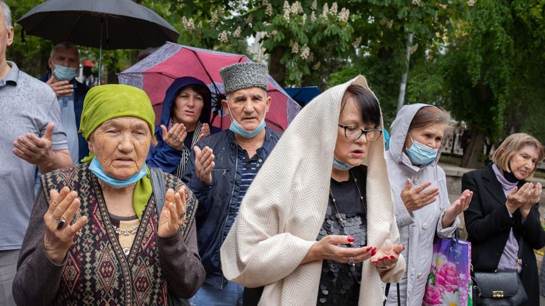 Крымские татары читают молитвы (дуа) в память жертв депортации, 18 мая 2021 года