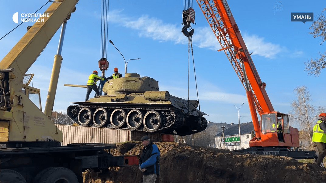 Демонтований танк Т-34 в Умані