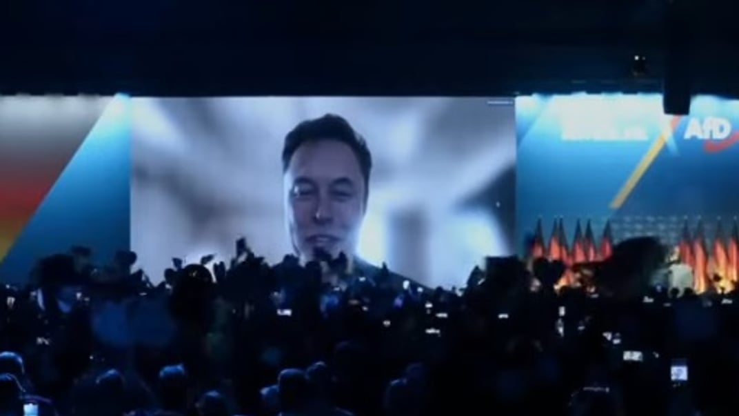 Ілон Маск під час виступу на мітингу AfD