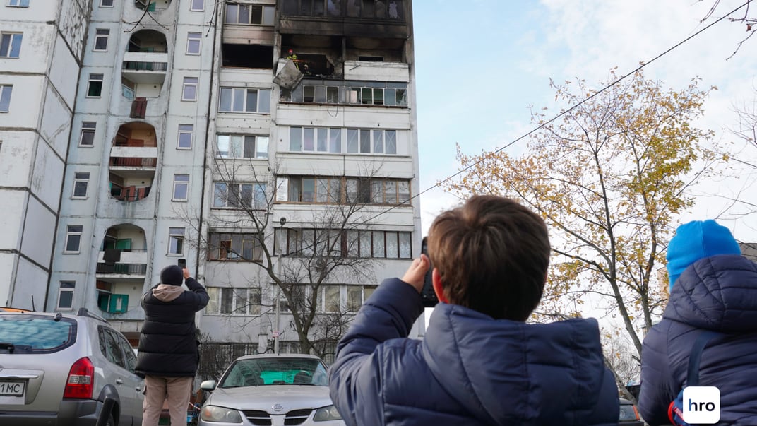 Пошкоджений унаслідок російського обстрілу будинок в Деснянському районі Києва