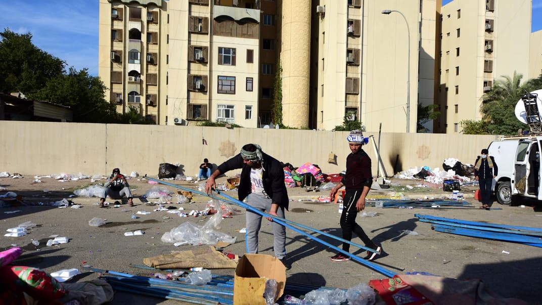 В Іраку знімають намети з місця перед посольством США у Багдаді, Ірак, 1 січня 2020 року