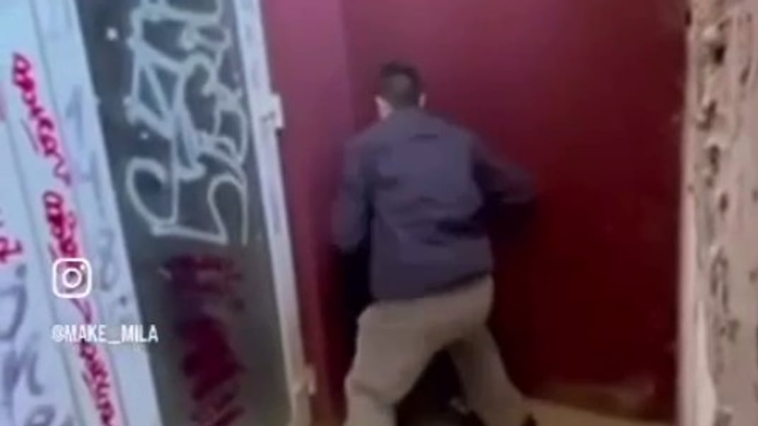 Хлопець у Київській області б'є іншого в підвалі будинку