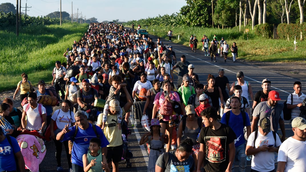 Мігранти йдуть по шосе вздовж річки Сучіате, штат Чіапас на півдні Мексики, 21 липня 2024 року. Вони намагаються дістатися північного кордону зі США, аби встигнути потрапити до країни до початку президентських виборів
