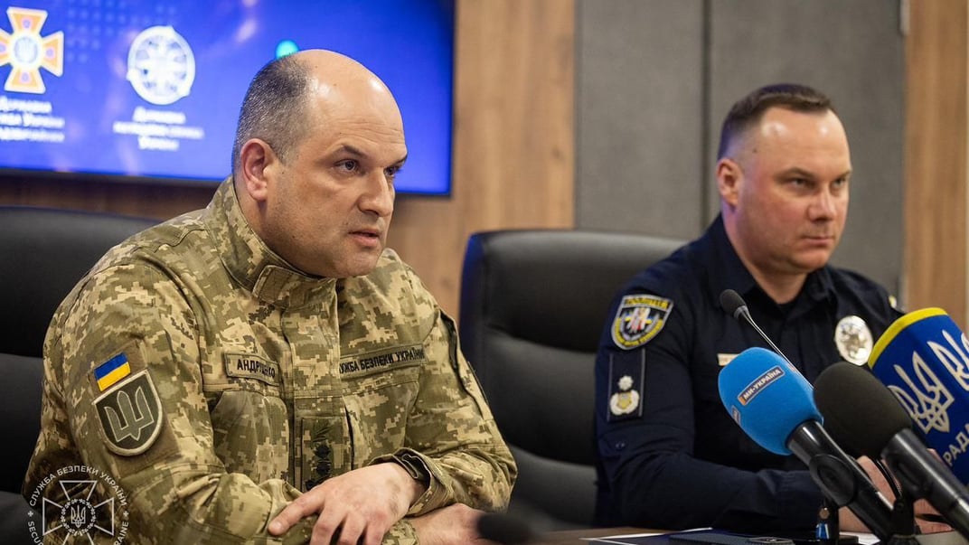 Перший заступник голови СБУ Сергій Андрущенко (ліворуч) з начальником Національної поліції Іваном Вигівським