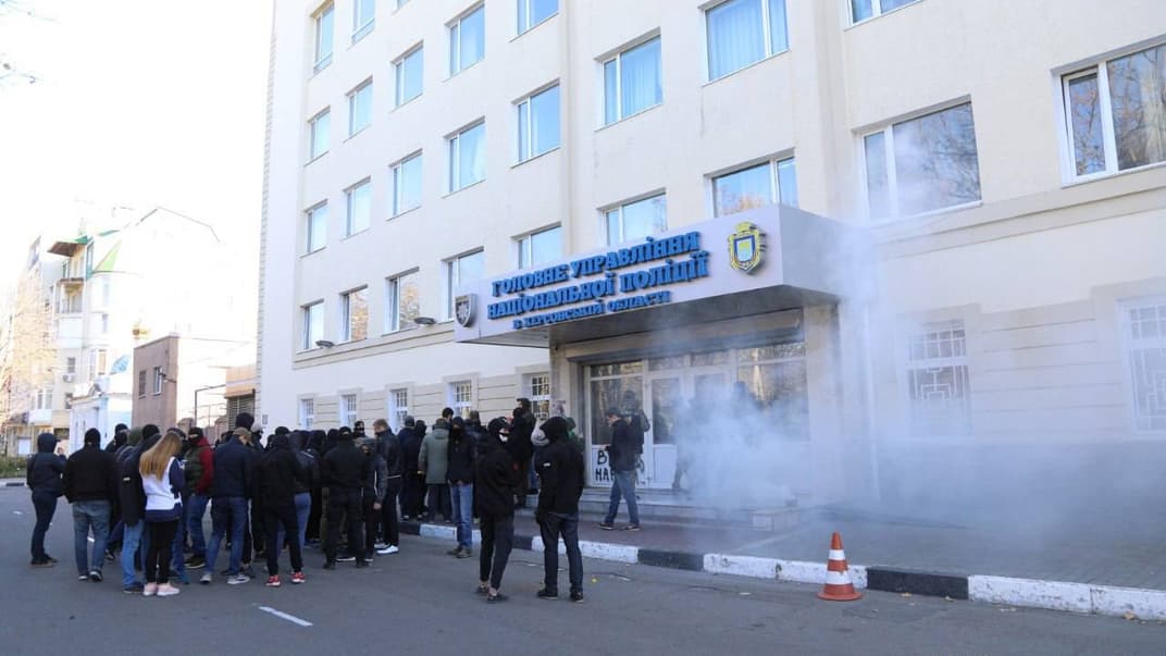 Учасники акції скандували гасла «Хто замовив Катю Гандзюк?», «Вбивцю — на нари!»