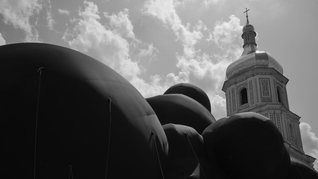 Інсталяція Black Cloud на Софійській площі у Києві