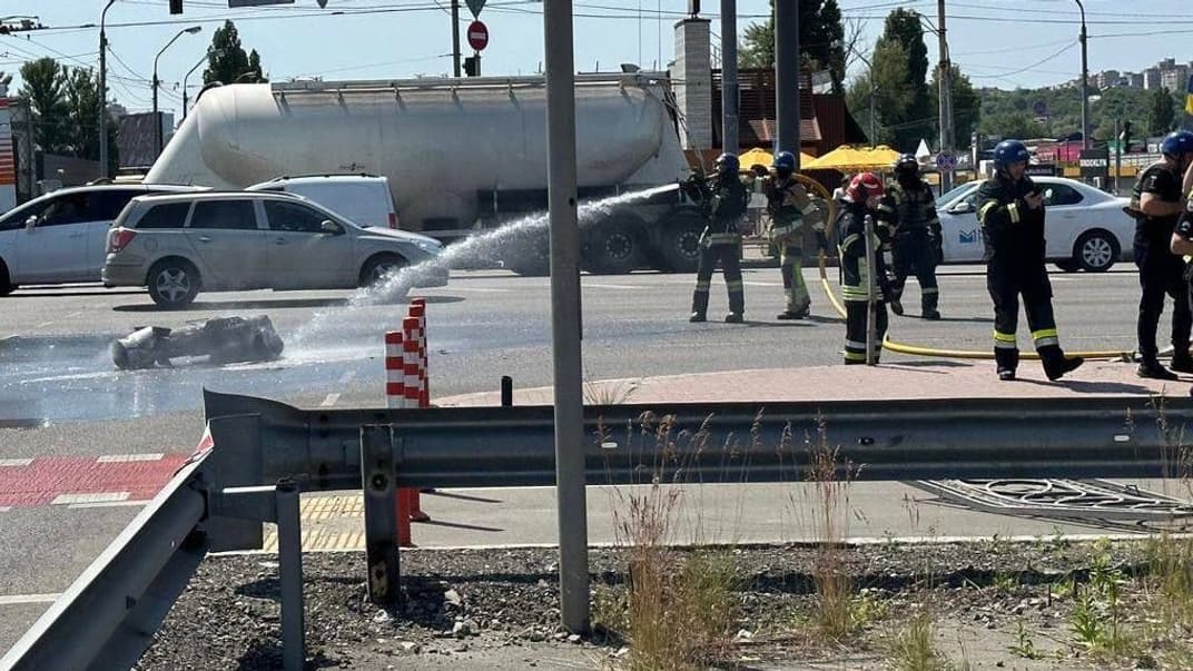 Гасіння уламків ракети в Оболонському районі столиці, 29 травня 2023 року