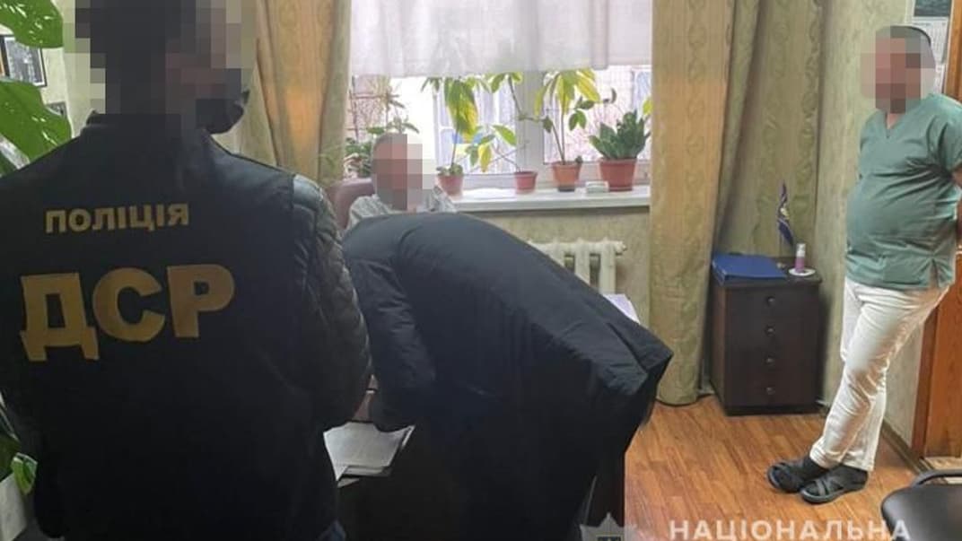 Заведующий патологоанатомическим отделением и врач «зарабатывали» на выдаче тел умерших от COVID-19 — их задержали