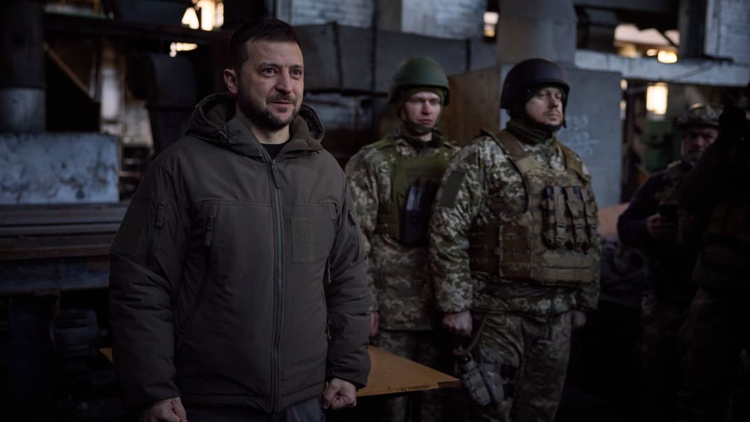 Владимир Зеленский во время встречи с военными в Бахмуте