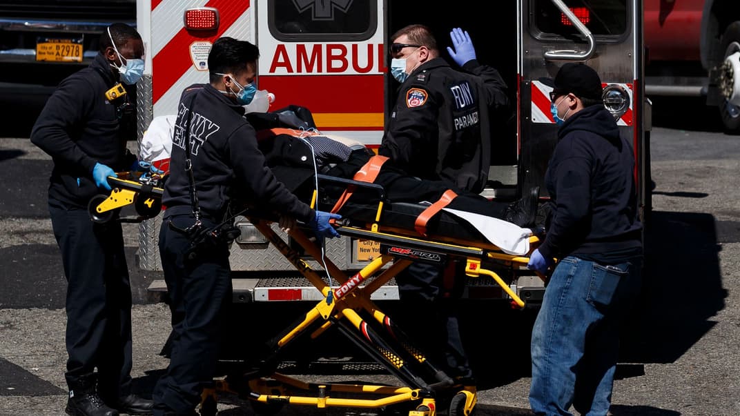 Транспортування хворого до лікарні, Нью-Йорк, США, 26 березня 2020 року