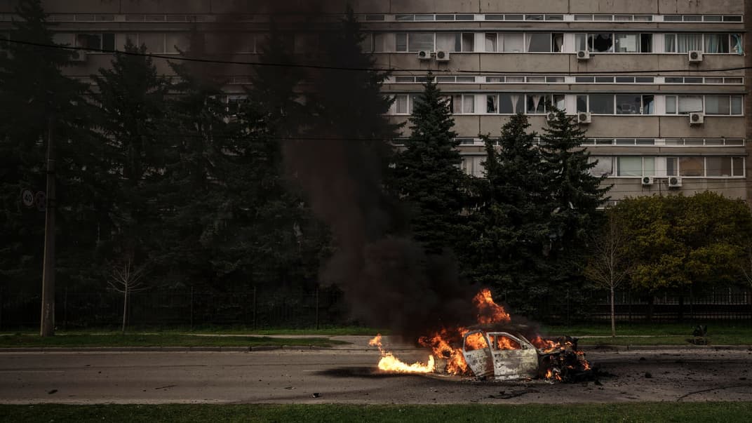 Горить автомобіль із двома людьми всередині після російських обстрілів у Харкові, 21 квітня 2022 року