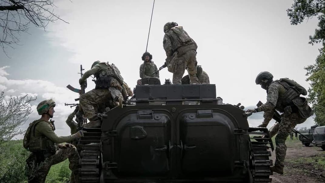 Украинские военнослужащие на поле боя