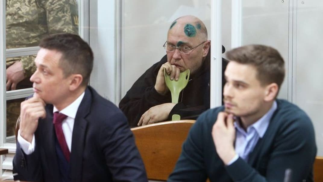 Один из фигурантов дела об убийстве активистки Екатерины Гандзюк Игорь Павловский (в центре) с адвокатами во время заседания Шевченковского райсуда, Киев, 24 апреля 2019 года
