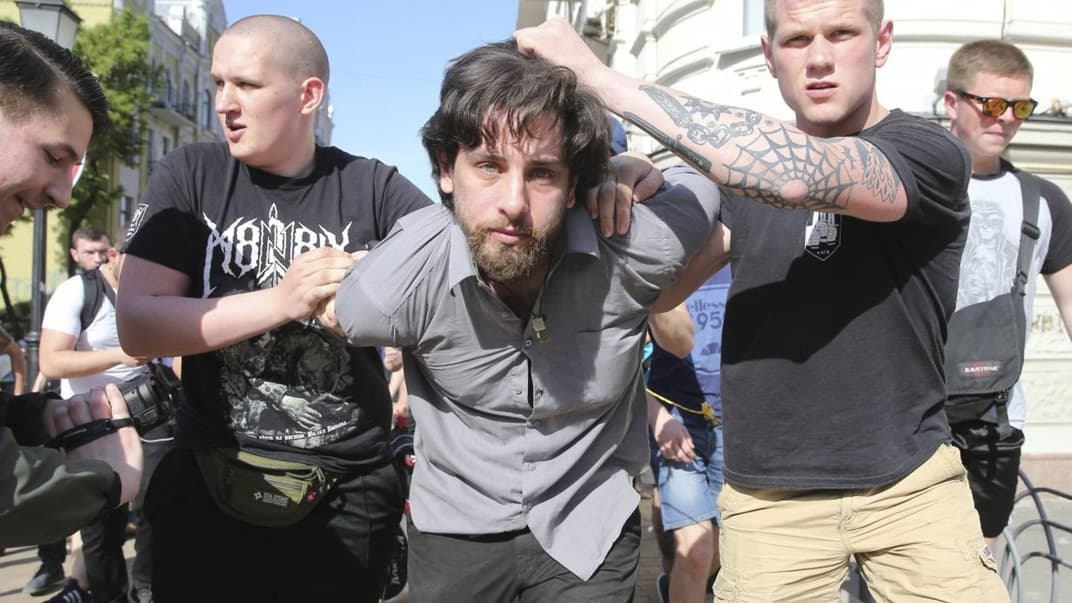 Представники праворадикальних організацій схопили бразильця Рафаеля Лусваргі, який воював на Донбасі на боці самоназваної «ДНР», і ведуть його до будівлі СБУ, Київ, 4 травня 2018 року 