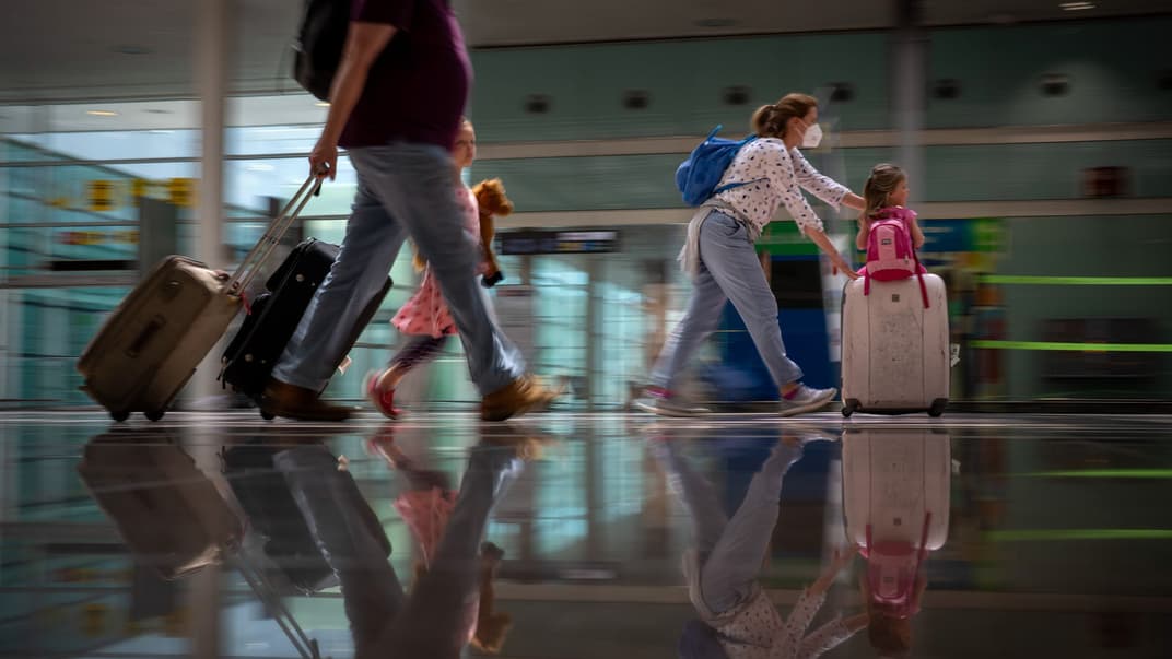 Туристи прибувають до аеропорту Барселони, Іспанія, 7 червня 2021 року