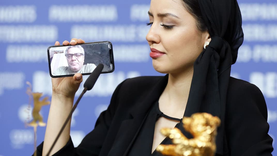 Иранская актриса Бейран Расулофу исполнила главную роль в фильме «Зла не существует» иранского режиссера-диссидента, ее отца Мохаммада Расулофа. Власти Ирана запретили Мохаммаду покидать страну и заниматься кинематографом. Бейран включила его по скайпу, чтобы поблагодарить жюри за «Золотого медведя» на Берлинском кинофестивале, 29 февраля 2020 года