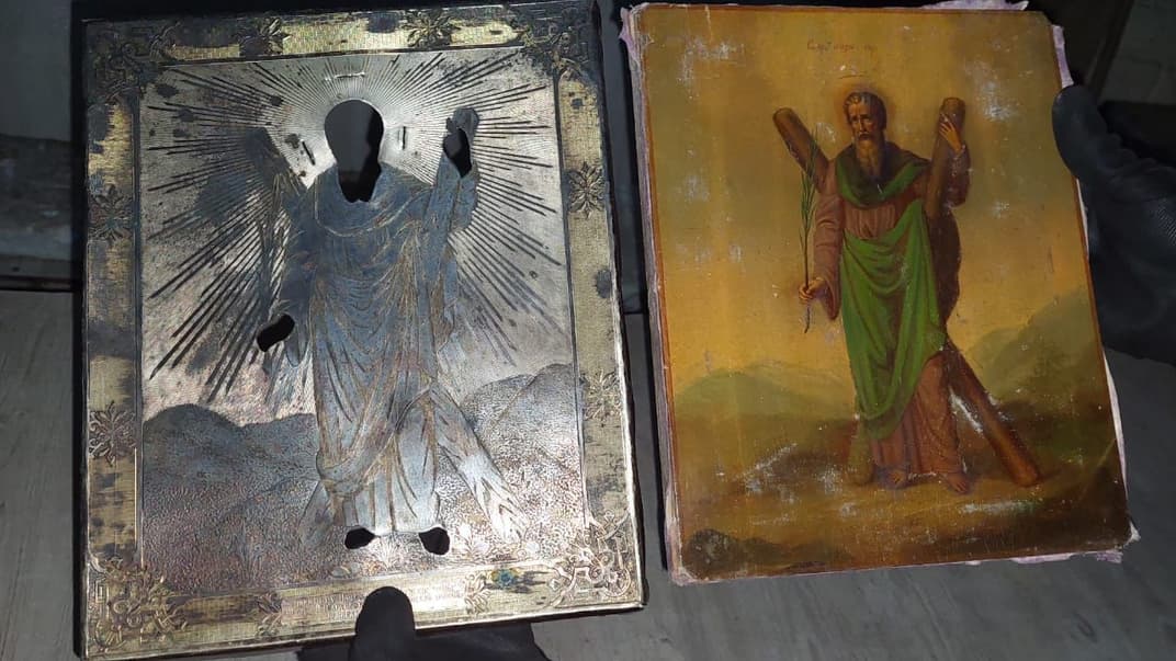 Прикордонники на Чернігівщині викрили чоловіка, який їхав у Росію з приклеєною на спині іконою