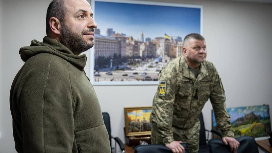 Министр обороны Украины Рустем Умеров (слева) и Главнокомандующий Вооруженными силами Украины Валерий Залужный (справа)