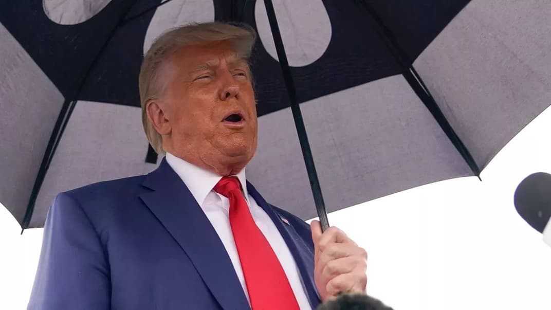 Экс-президент Дональд Трамп выступает перед журналистами после заседания суда перед тем, как сесть на борт своего самолета, 3 августа 2023 года