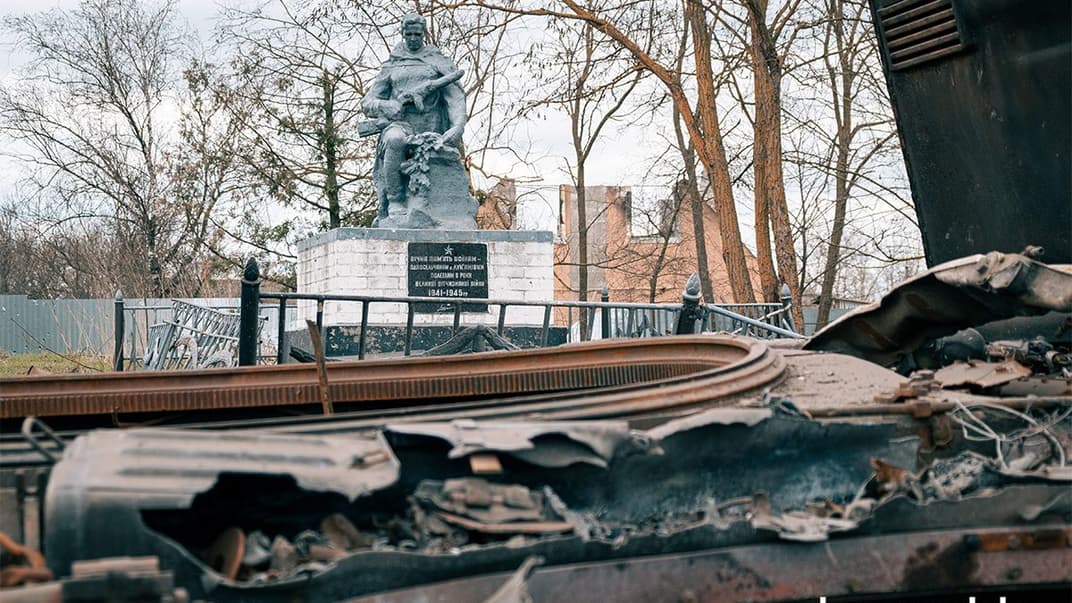 Залишки техніки окупантів на вулиці села Лукʼянівка