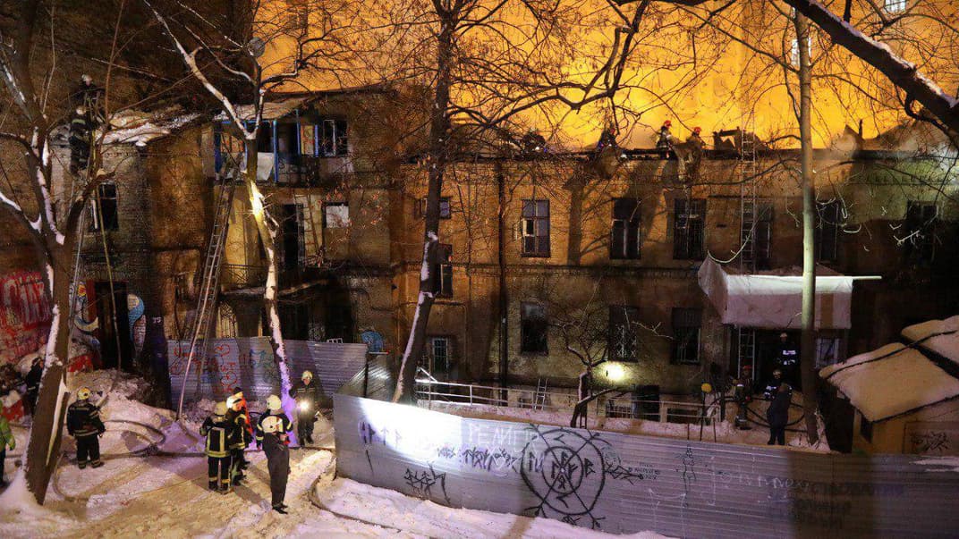 У відселеній будівлі в центрі Києва загорівся дах, 16 січня 2019