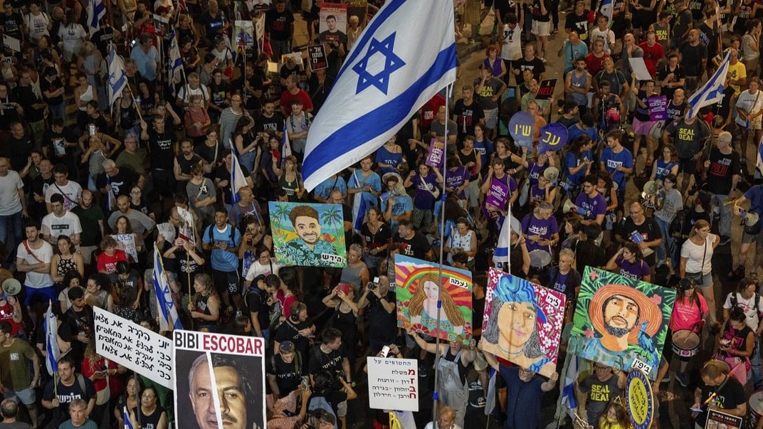 Иллюстративная фотография. Протестующие в Тель-Авиве выступают против правительства премьер-министра Биньямина Нетаньяху и призывают освободить заложников, удерживаемых в Секторе Газа, 31 августа 2024 года