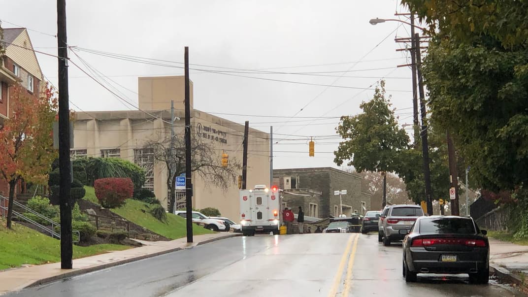 Поліція та медики працюють на місці стрілянини в синагозі Піттсбурга, 27 жовтня 2018