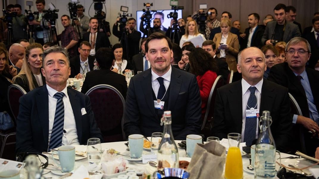 Зліва направо: ексгенсекретар НАТО Андерс Фог Расмуссен, прем'єр-міністр України Олексій Гончарук та бізнесмен Віктор Пінчук на Українському сніданку у Давосі в межах економічного форуму, Швейцарія, 23 січня 2020 року