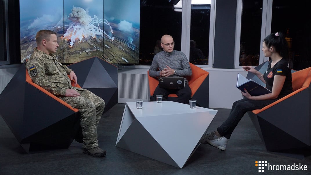 Заступник начальника управління Центрального науково-дослідного інституту Збройних сил Віктор Шидлюх (праворуч) та членкиня Ради волонтерів при Міністерстві оборони Альона Шевцова