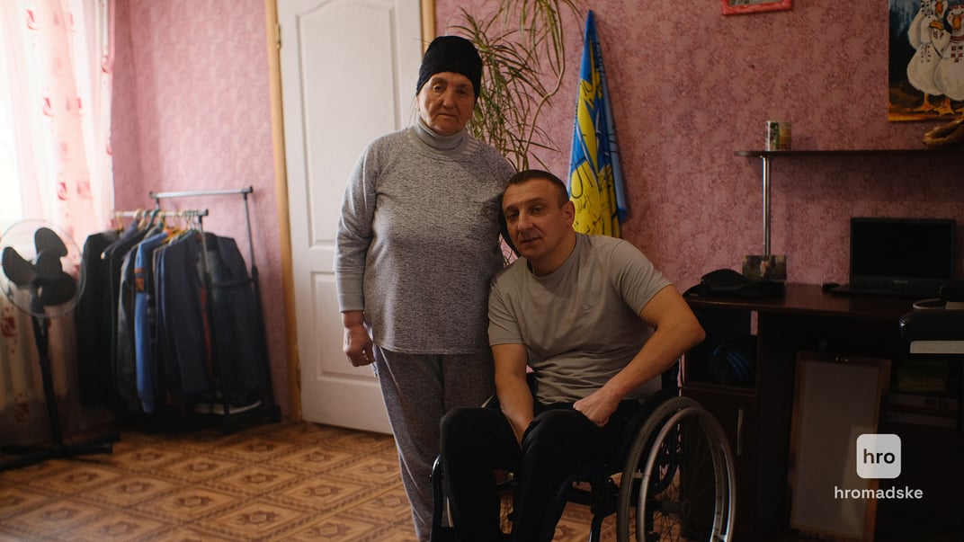 Артур Мельник 10 лет назад получил ранение на войне. Сейчас живет с мамой