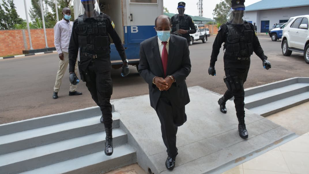 66-летнего Пола Русесабаджина в наручниках и под конвоем ведут в здание Следственного комитета Руанды, Кигали, 31 августа 2020 года