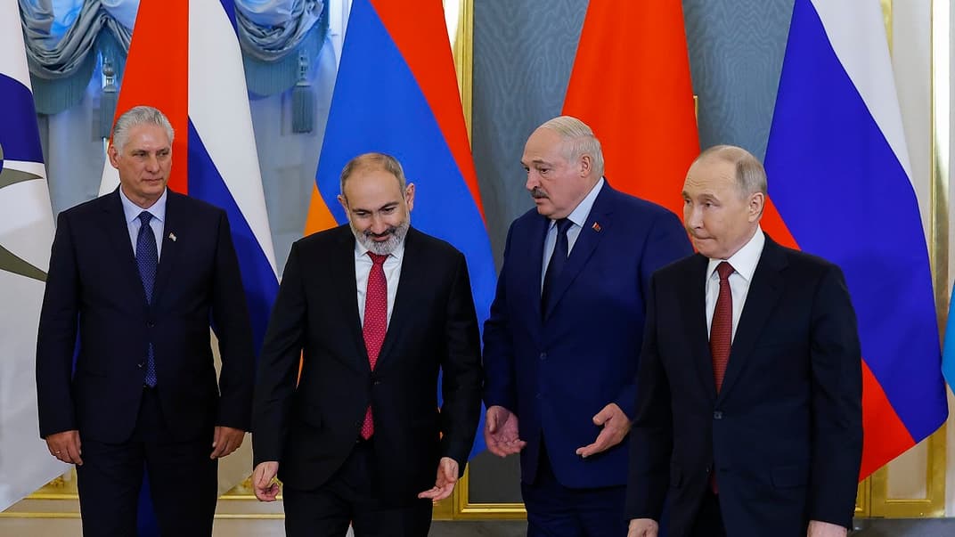 Прем’єр-міністр Вірменії Нікол Пашинян та самопроголошений президент Білорусі Олександр Лукашенко (у центрі) під час під час засідання Євразійського економічного союзу в Кремлі, 8 травня 2024 року