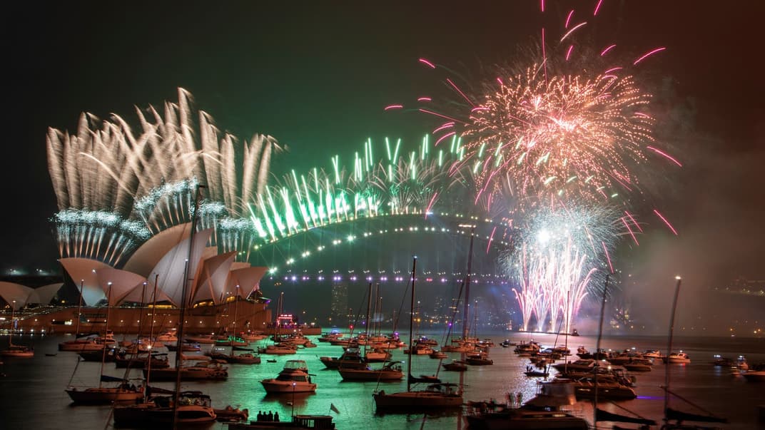 Традиционное фейерверк-шоу над зданием Сиднейского оперного театра в этом году состоялось, но наблюдать за ним можно было разве что из дома по телевизору. Сидней, Австралия, 31 декабря 2020 года