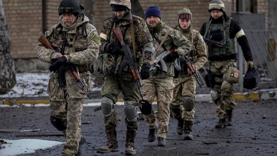 Українські військовослужбовці в Ірпіні, на околицях Києва, 8 березня 2022 року