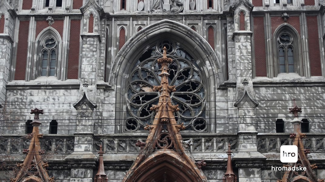 Поврежденный витраж костела святого Николая в Киеве после обстрела 20 декабря 2024 года