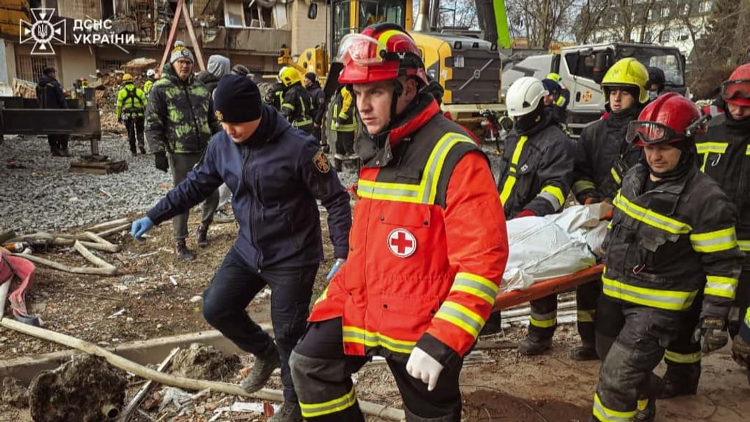 Ілюстративне фото. Рятувальники несуть тіло загиблої людини на місці російського влучання у Тернополі, 19 листопада 2025 року