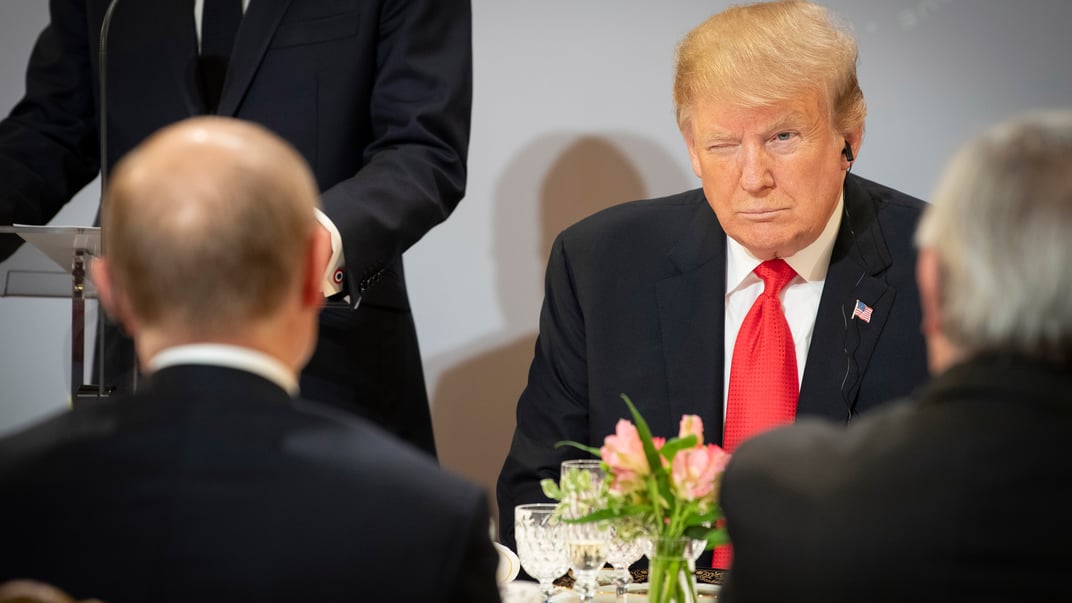 Президент США Дональд Трамп сидить навпроти глави росії володимира путіна під час обіду в Єлисейському палаці, Париж, 11 листопада 2018 року