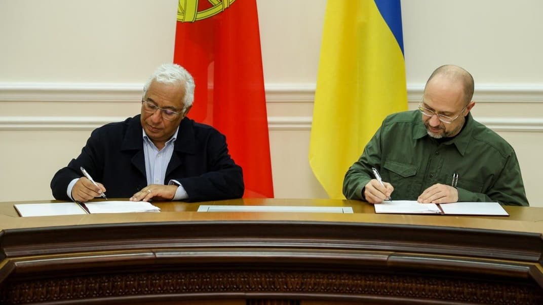 Прем'єр-міністр Португалії Антоніу Кошта (ліворуч) та премʼєр-міністр України Денис Шмигаль