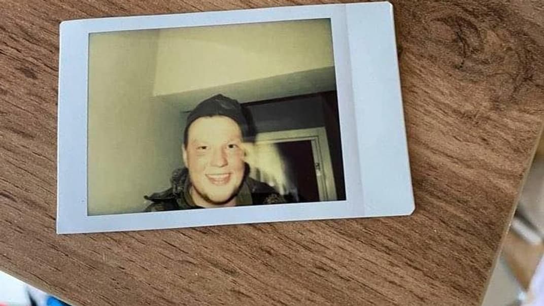 Фотографія російського військового, яку той випадково залишив у розграбованій квартирі в Ірпені