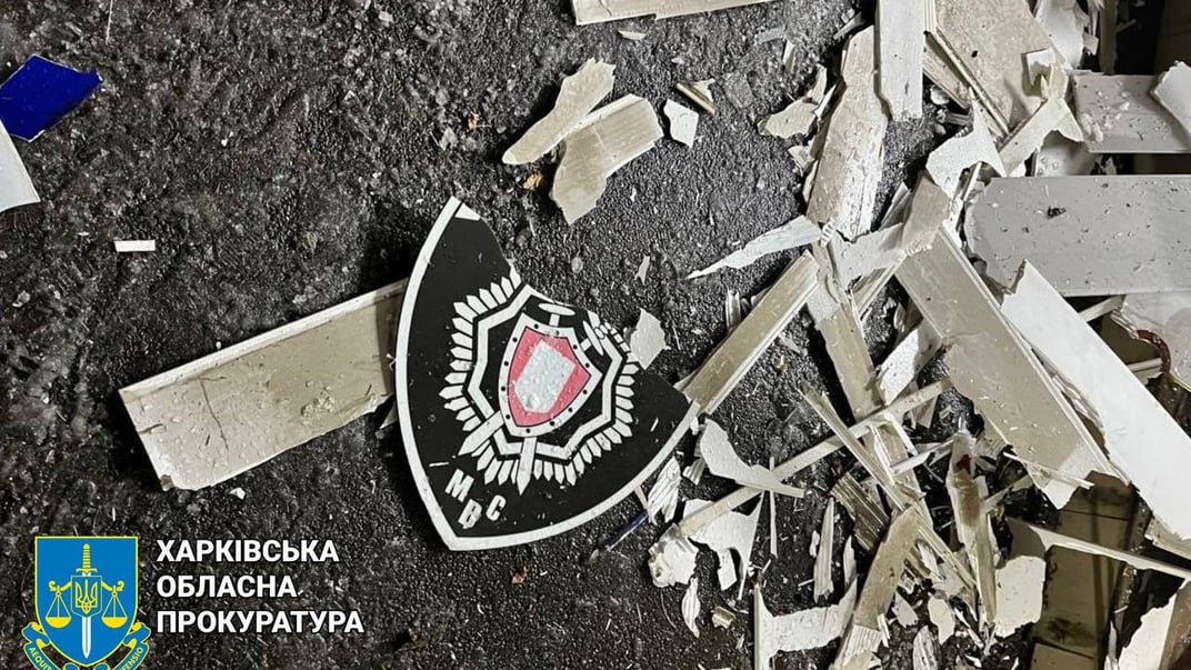 Последствия взрывов возле отделений полиции в Харькове